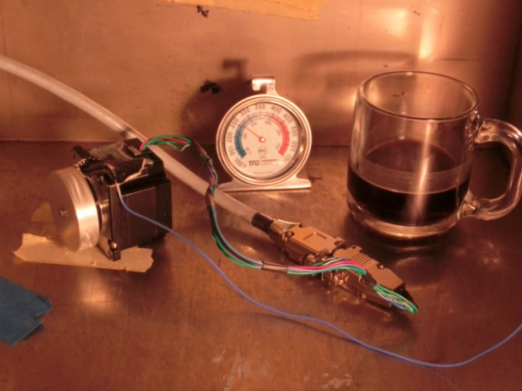 Mosolver Servo in a cold environment test with a liquid and thermometer.